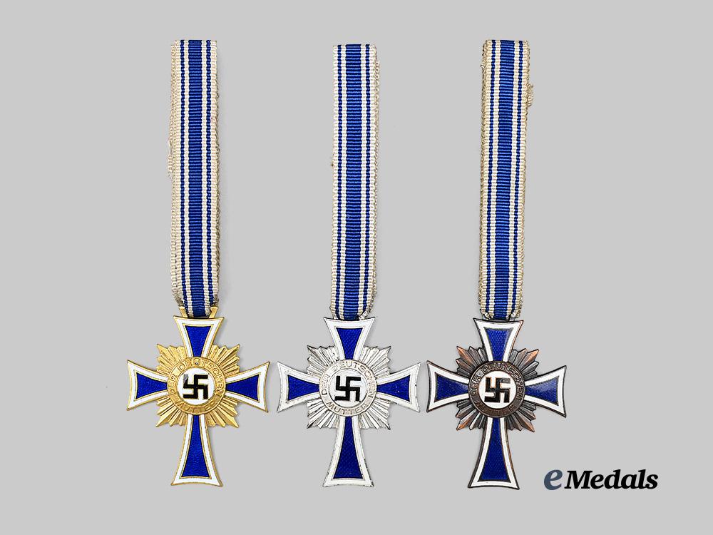 germany,_third_reich._a_lot_of_honour_crosses_of_the_german_mother,_all_grades_e_medals__g61721_2