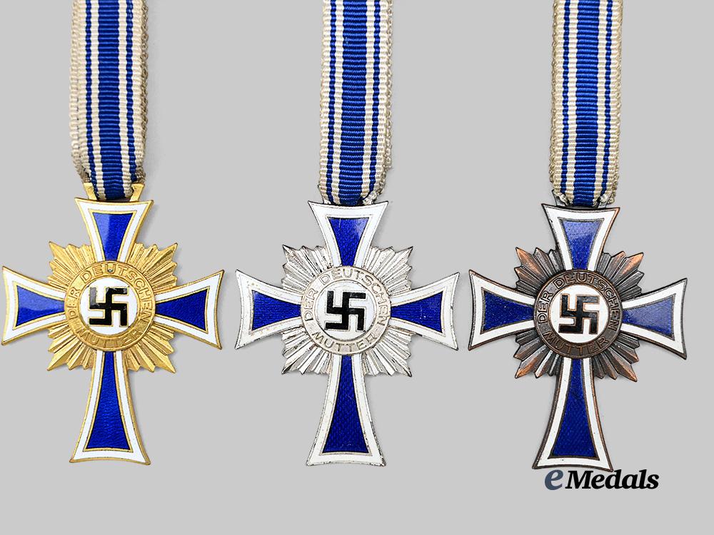germany,_third_reich._a_lot_of_honour_crosses_of_the_german_mother,_all_grades_e_medals__g61721_3