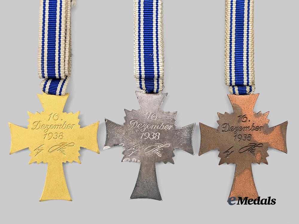 germany,_third_reich._a_lot_of_honour_crosses_of_the_german_mother,_all_grades_e_medals__g61721_5