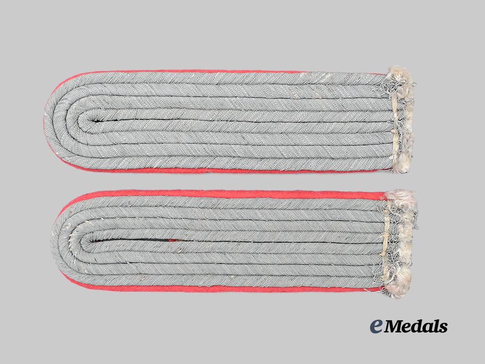 germany,_heer._a_set_of_panzer_troops_leutnant_shoulder_boards_e_medals__g61726_2