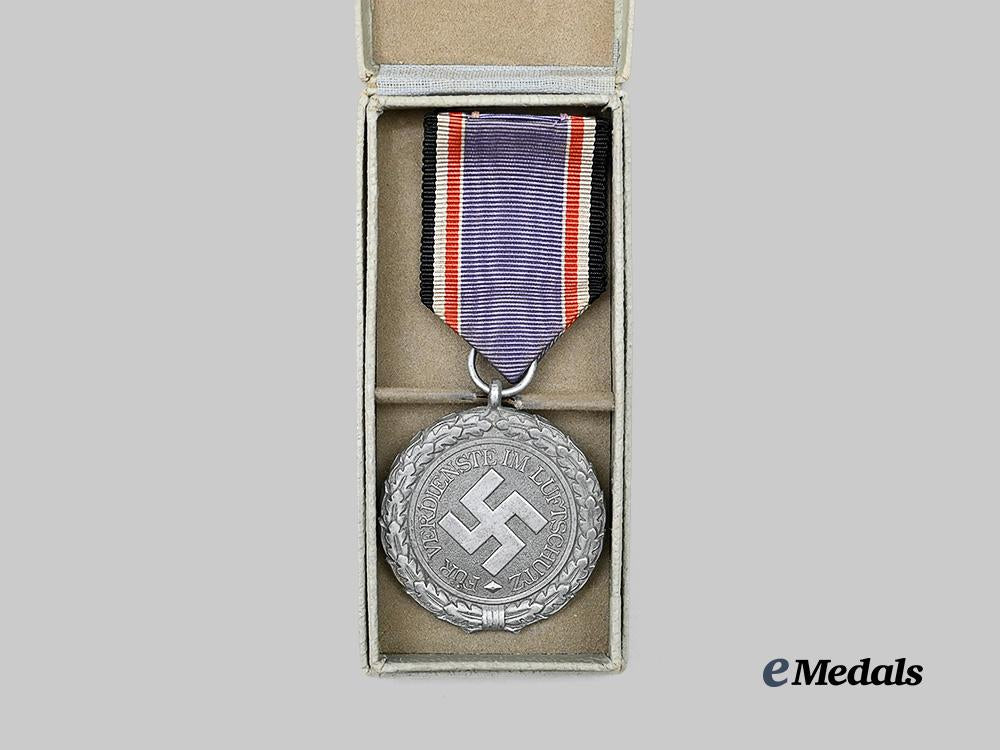 germany,_third_reich._an_air_defence_honour_decoration,_i_i_class_medal,_with_case_e_medals__g61764_3