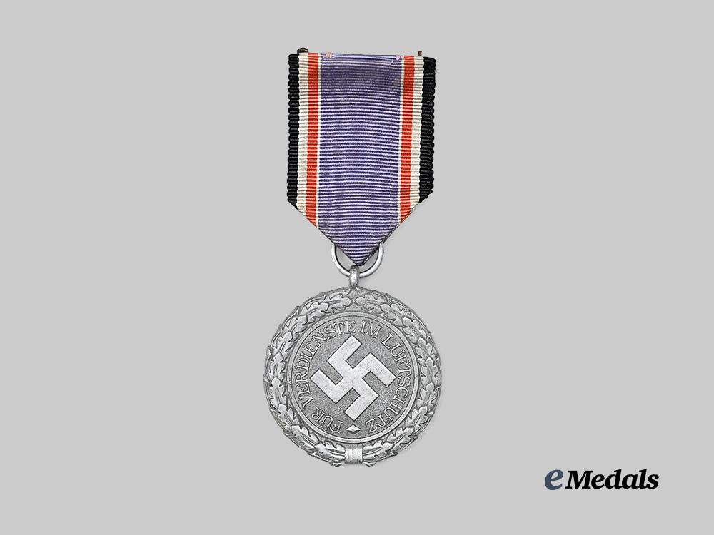 germany,_third_reich._an_air_defence_honour_decoration,_i_i_class_medal,_with_case_e_medals__g61764_5