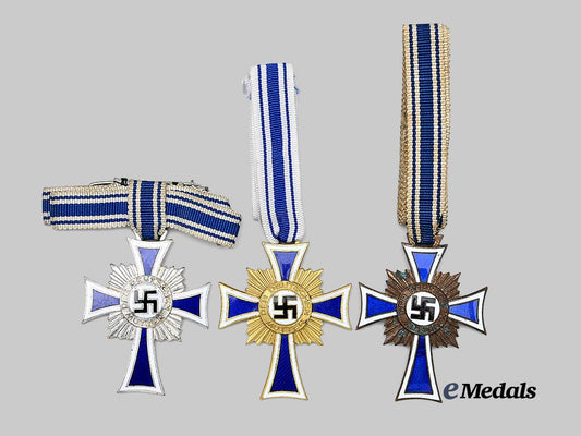 germany,_third_reich._a_lot_of_honour_crosses_of_the_german_mother,_all_grades_e_medals__g61864_2