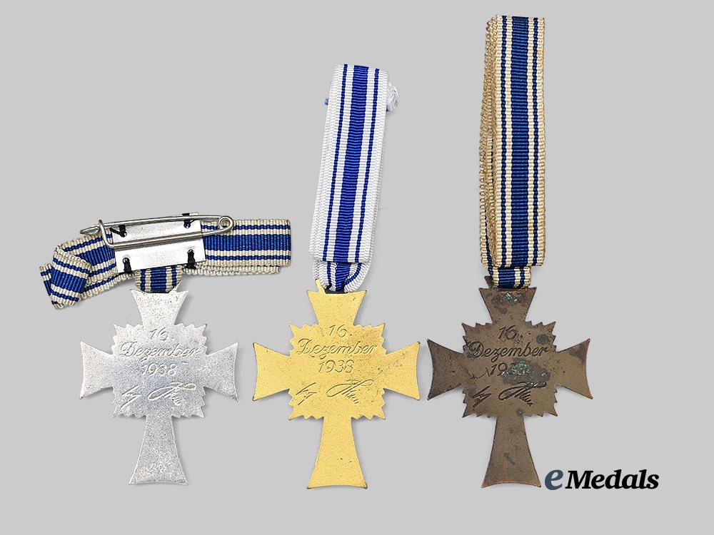germany,_third_reich._a_lot_of_honour_crosses_of_the_german_mother,_all_grades_e_medals__g61864_4