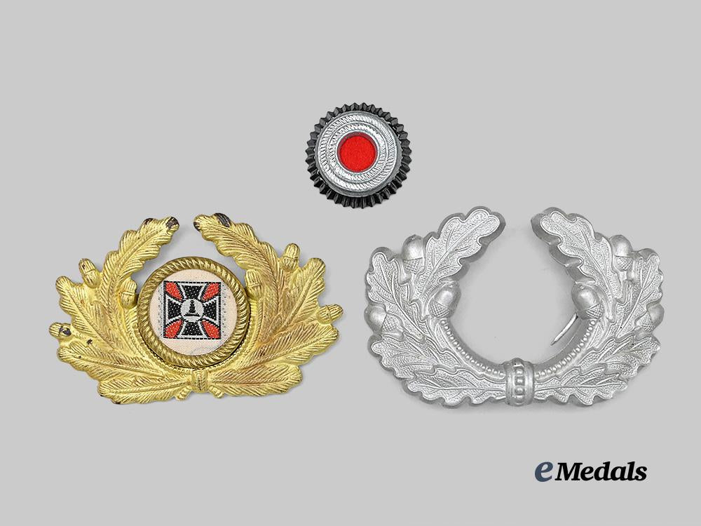 germany,_third_reich._a_pair_of_visor_cap_cockades_e_medals__g61871_2