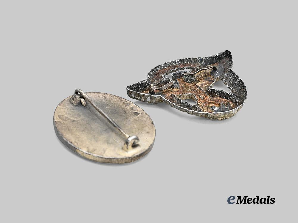 germany,_third_reich._a_pair_of_badges_for_wehrmacht_and_police_service_e_medals__g61883_4