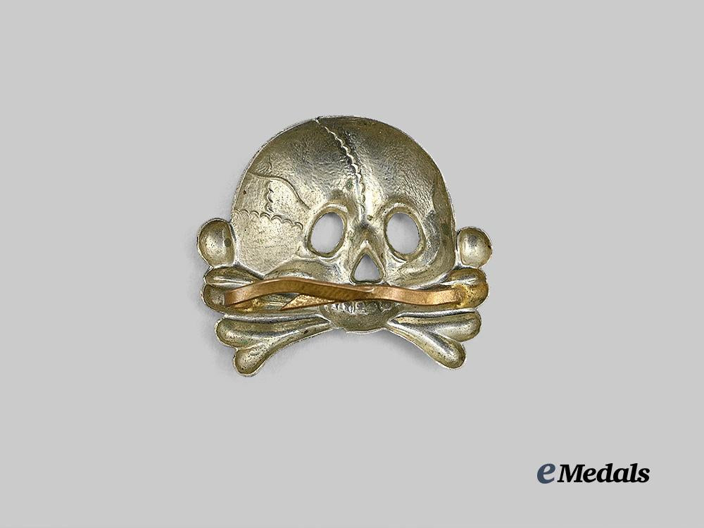 germany,_s_s._a_first_pattern_totenkopf_cap_insignia_e_medals__g61958_3