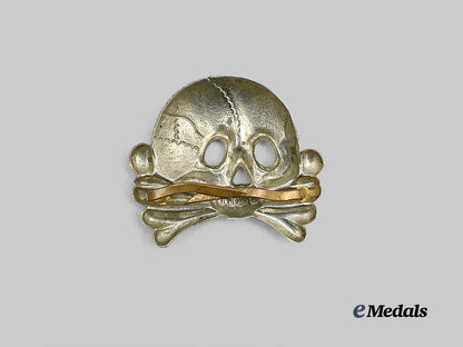 germany,_s_s._a_first_pattern_totenkopf_cap_insignia_e_medals__g61958_3