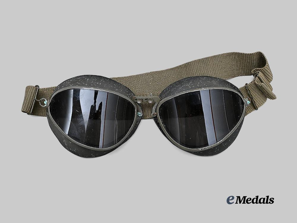 germany,_wehrmacht._a_complete_set_of_motorcycle_dust_goggles‘_kradmelderbrille’,_by_otto_weber_e_medals__g62020_5