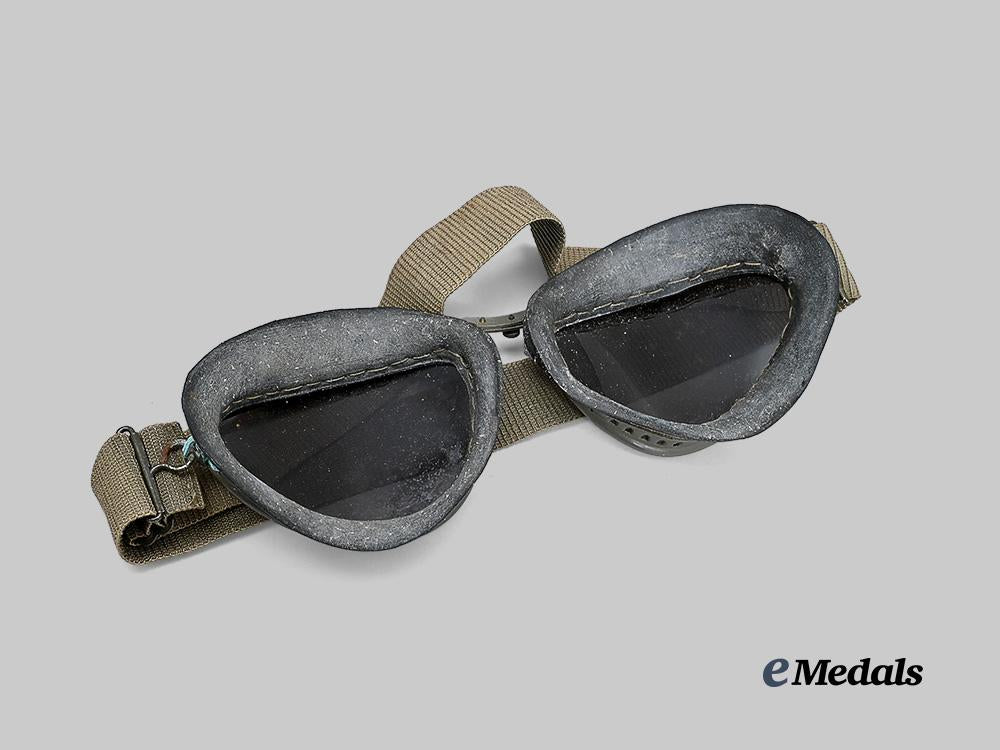 germany,_wehrmacht._a_complete_set_of_motorcycle_dust_goggles‘_kradmelderbrille’,_by_otto_weber_e_medals__g62020_7