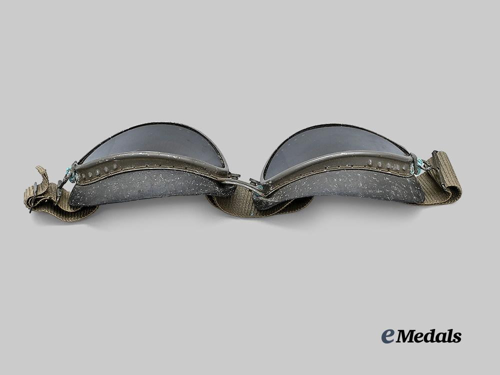 germany,_wehrmacht._a_complete_set_of_motorcycle_dust_goggles‘_kradmelderbrille’,_by_otto_weber_e_medals__g62020_8