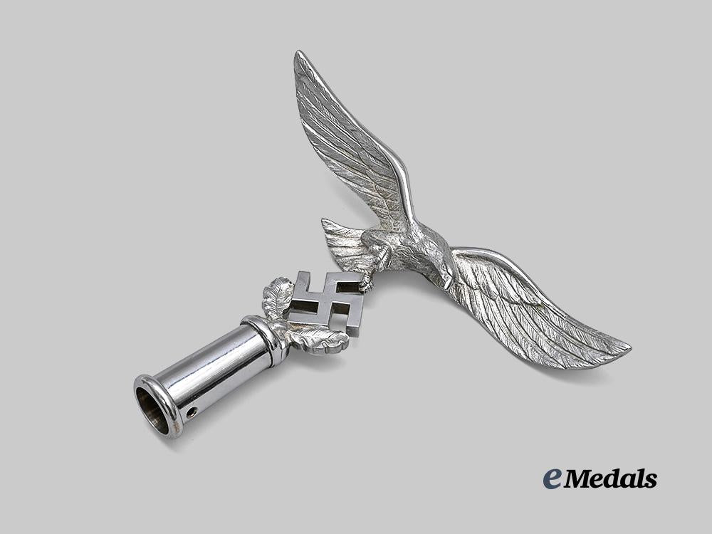 germany,_luftwaffe._a_rare_and_mint_regimental_standard_finial,_type_i_i_e_medals__g62028_4