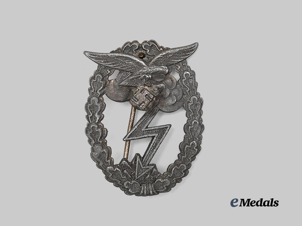 germany,_luftwaffe._a_ground_assault_badge,_late-_war_integral_eagle_variant,_by_g._h._osang_e_medals__g62036_2
