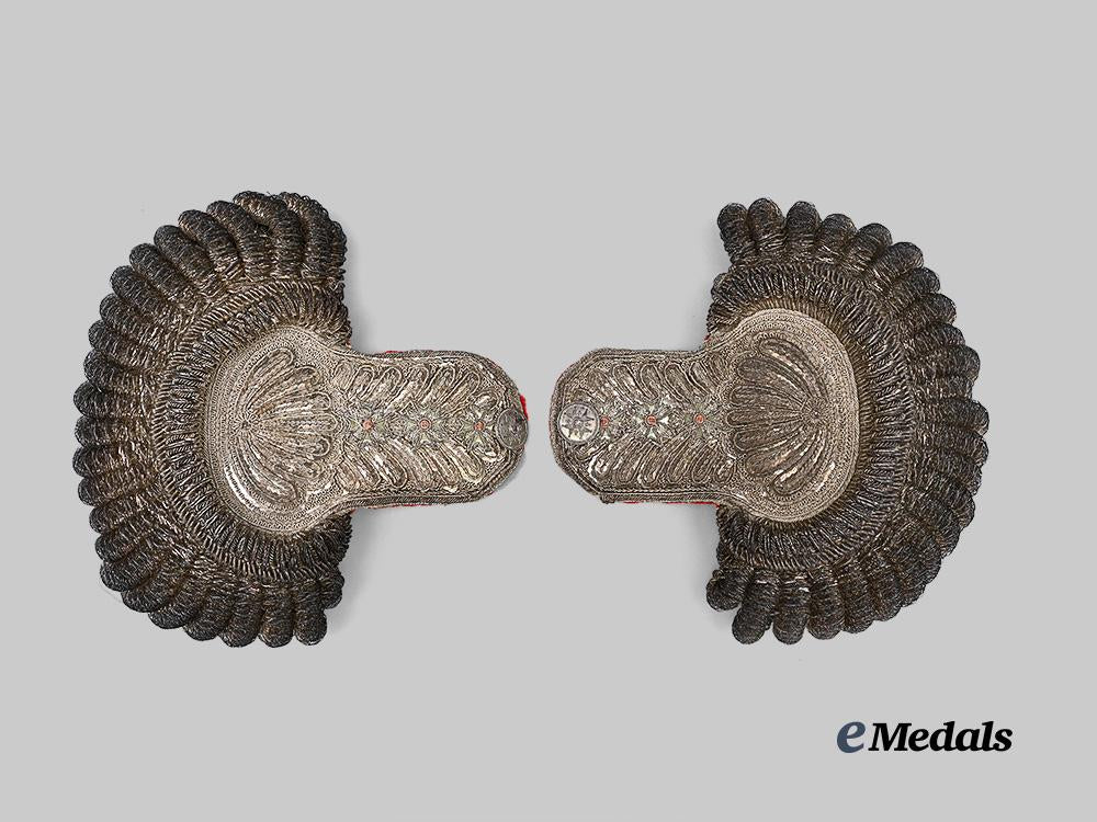 bavaria,_kingdom._a_pair_of_epaulettes_for_a_commander_of_the_order_of_st._george,_with_case_e_medals__g62091_5