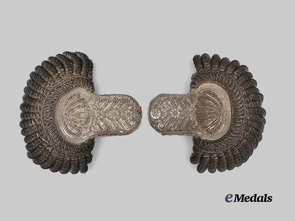 bavaria,_kingdom._a_pair_of_epaulettes_for_a_commander_of_the_order_of_st._george,_with_case_e_medals__g62091_5