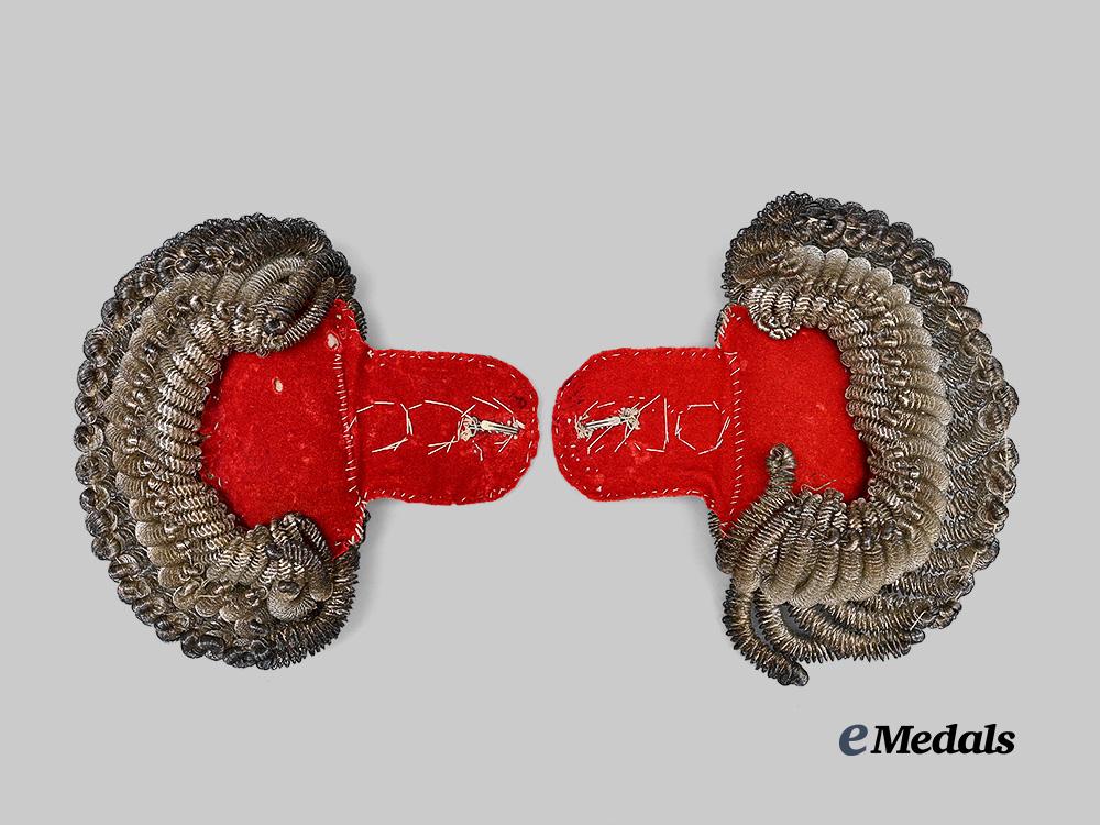bavaria,_kingdom._a_pair_of_epaulettes_for_a_commander_of_the_order_of_st._george,_with_case_e_medals__g62091_6