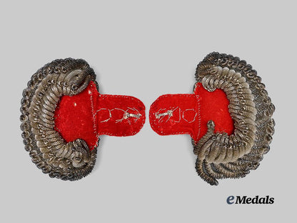 bavaria,_kingdom._a_pair_of_epaulettes_for_a_commander_of_the_order_of_st._george,_with_case_e_medals__g62091_6
