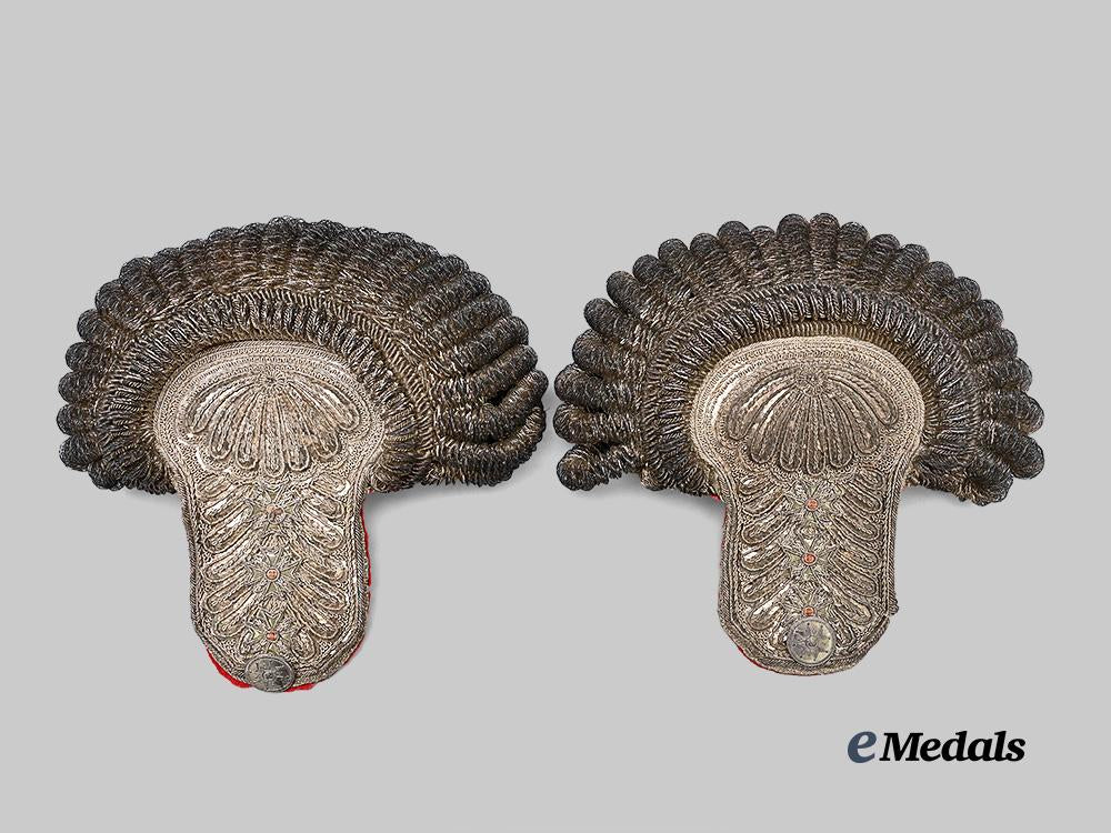bavaria,_kingdom._a_pair_of_epaulettes_for_a_commander_of_the_order_of_st._george,_with_case_e_medals__g62091_8