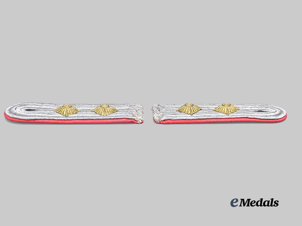germany,_heer._a_set_of_panzer_troops_hauptmann_shoulder_boards_e_medals__g62165_4