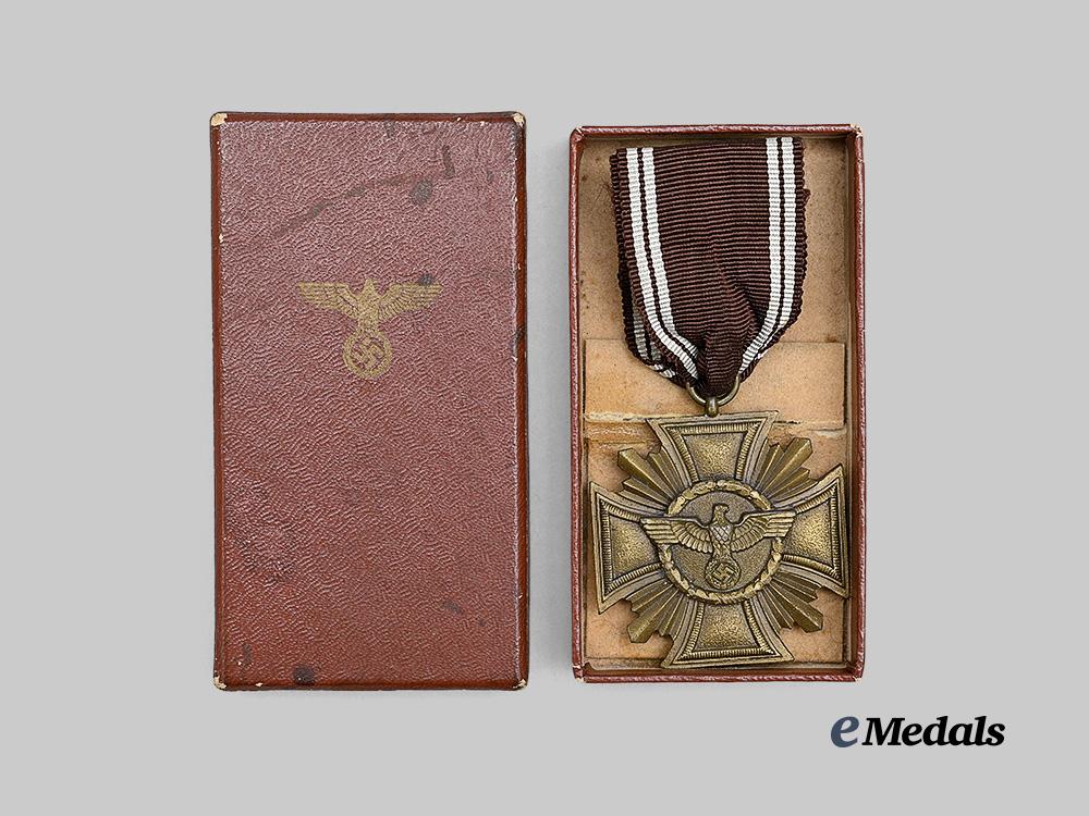 germany,_n_s_d_a_p._a_long_service_award,_i_i_i_class_for10_years,_with_case_e_medals__g62196_3