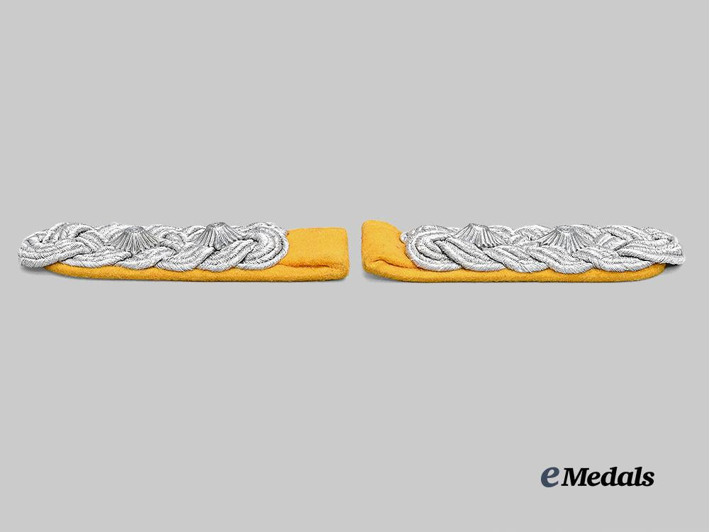 germany,_luftwaffe._a_set_of_flight_personnel/_fallschirmjäger_oberst_shoulder_boards_e_medals__g62199_4