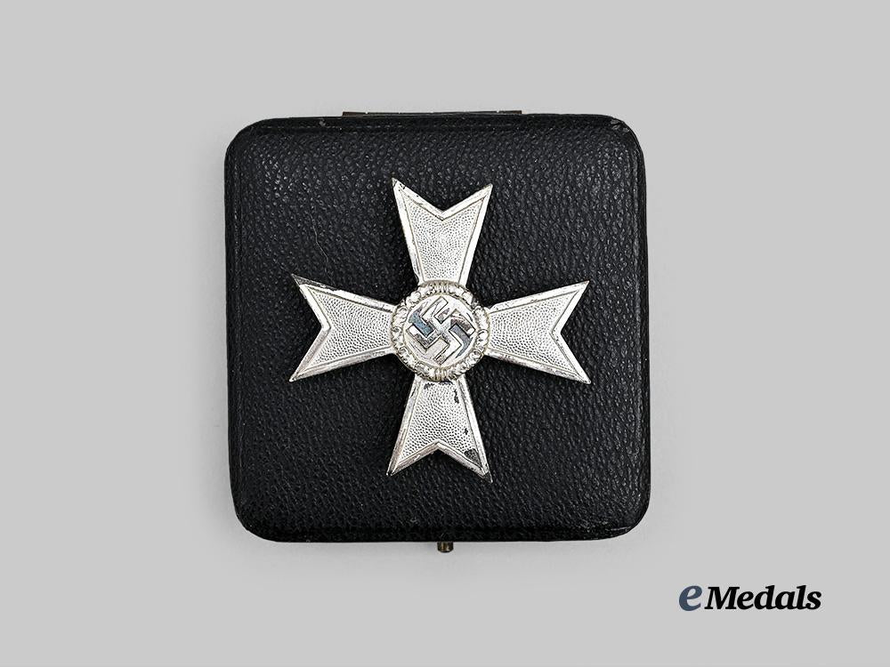 germany,_wehrmacht._a_war_merit_cross_i_class_with_swords_and_case,_by_julius_bauer&_söhne_e_medals__g62208_7