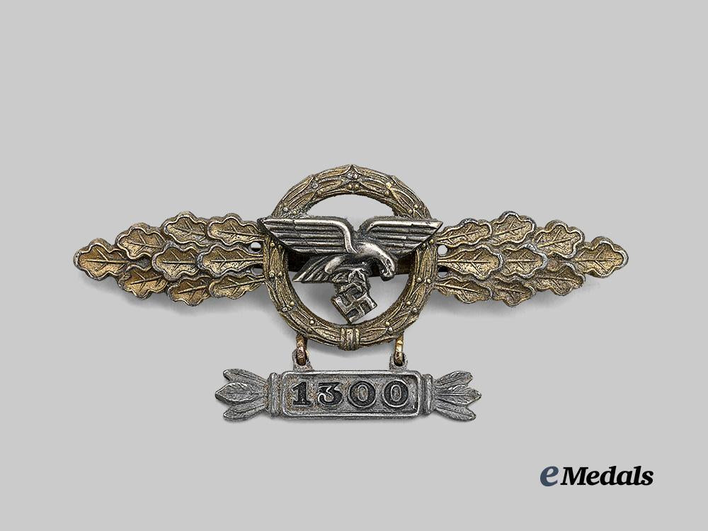 germany,_luftwaffe._a_transport_and_reconnaissance_clasp,_gold_grade_with1300_pendant,_by_paul_maybauer_e_medals__g62217_2