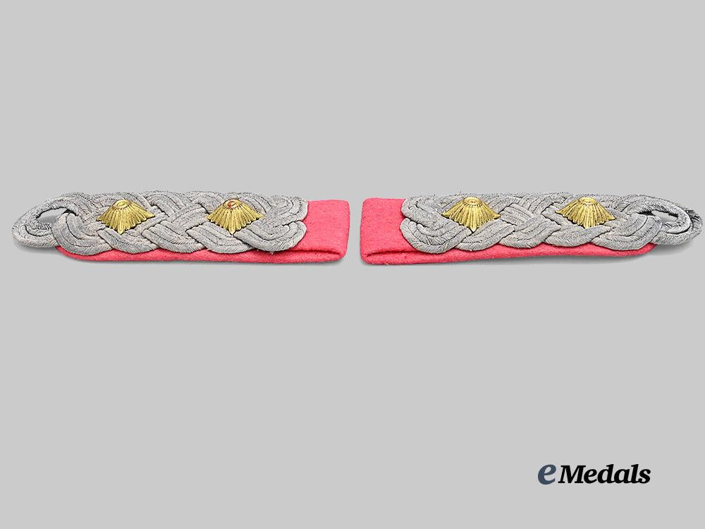 germany,_heer._a_set_of_panzer_troops_oberst_shoulder_boards_e_medals__g62265_4