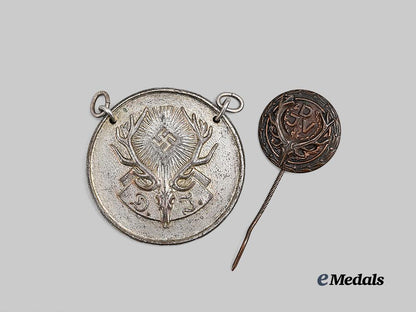 germany,_third_reich._a_pair_of_german_hunting_society_insignia_e_medals__g62278_2