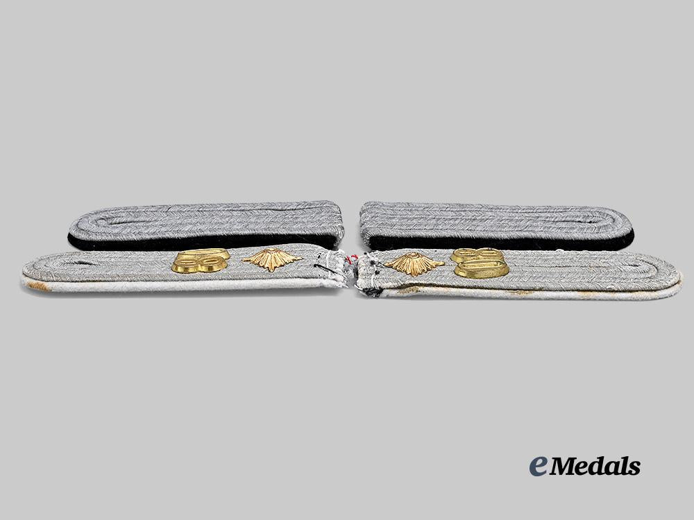 germany,_heer._a_lot_of_shoulder_boards_for_officer_ranks_e_medals__g62294_4