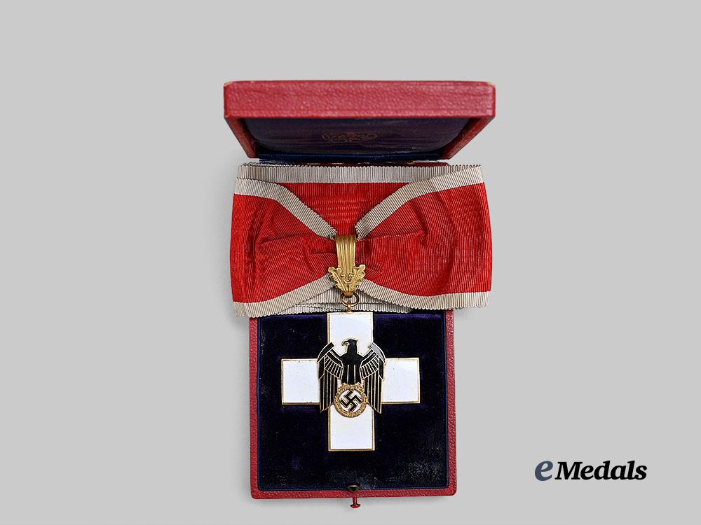 germany,_third_reich._a_german_social_welfare_decoration,_i_class_cross_with_case,_by_gebrüder_godet_e_medals__g62297_4