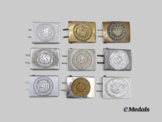 germany,_third_reich._a_mixed_lot_of_belt_buckles_for_enlisted_personnel,_political,_military,_and_police_issue_e_medals__g62301_2