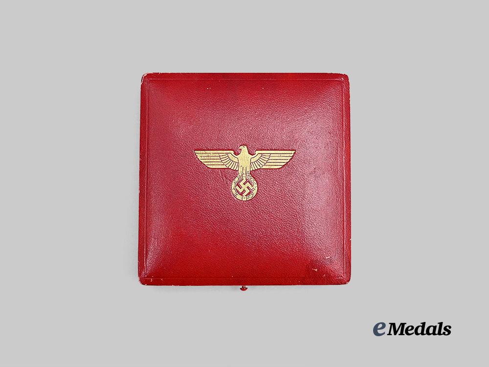 germany,_third_reich._a_rare_order_of_the_german_eagle,_i_i_class_merit_cross_with_case,_by_deschler&_sohn_e_medals__g62331_2