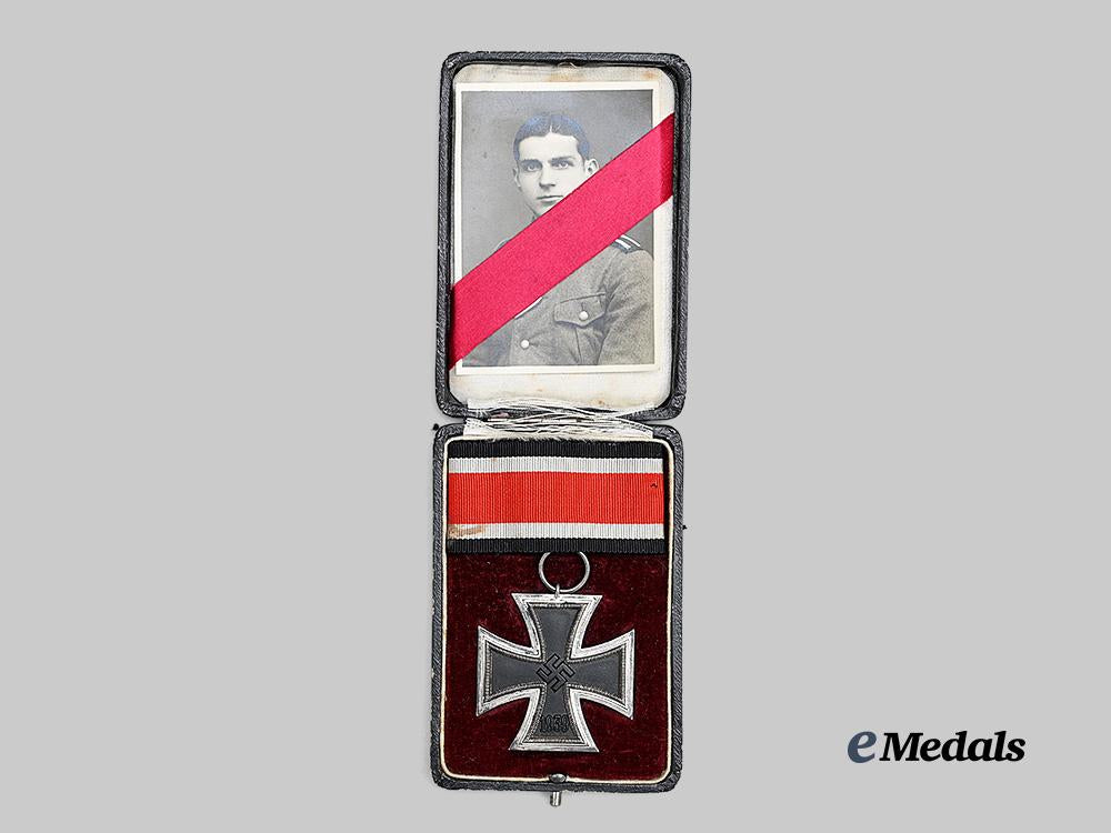 germany,_heer._a1939_iron_cross_i_i_class,_with_custom_case_and_recipient_photo_e_medals__g62375_3