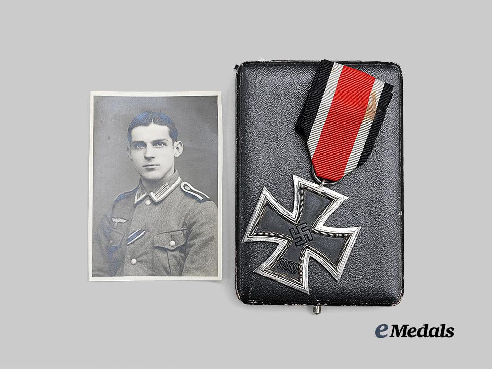 germany,_heer._a1939_iron_cross_i_i_class,_with_custom_case_and_recipient_photo_e_medals__g62375_4
