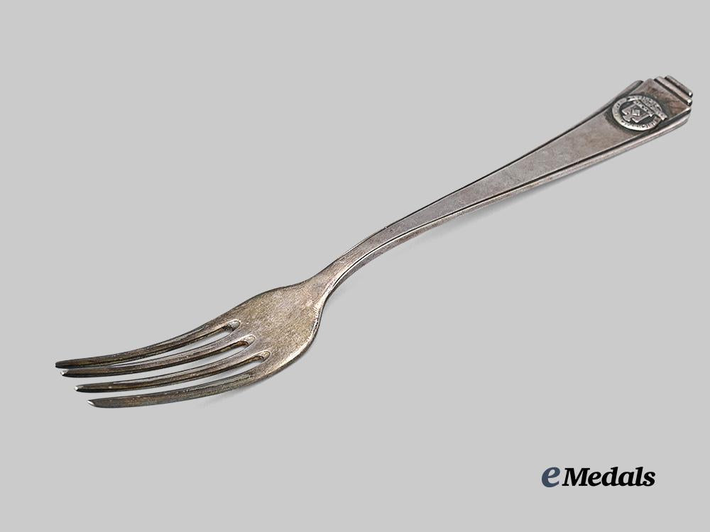 germany,_third_reich._a_german_rabbit_breeders_association_table_fork_e_medals__g62379_2