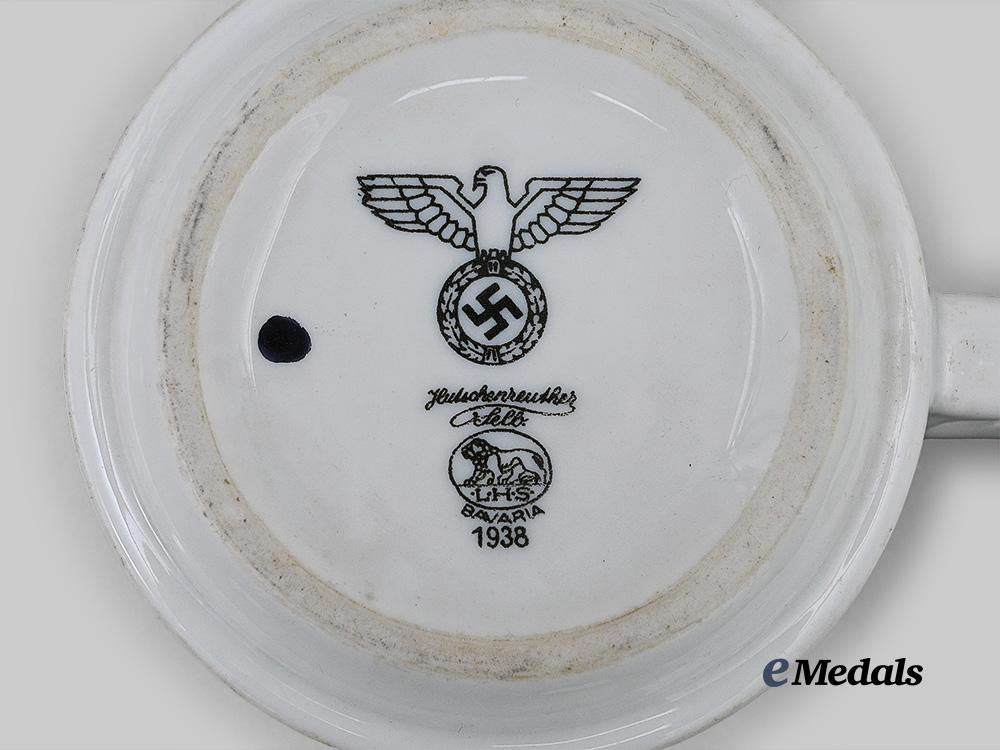 germany,_heer._a_pair_of_mess_hall_cups_and_saucers_e_medals__g62505_7