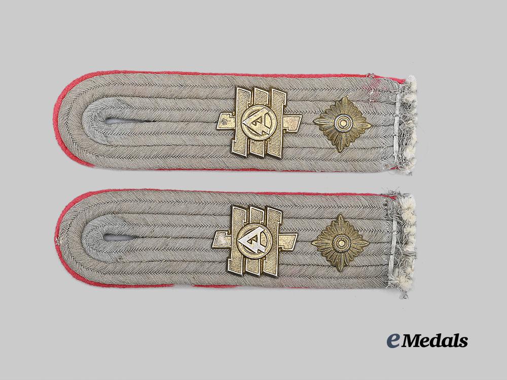 germany,_heer._a_set_of_panzer_corps_feldherrnhalle_oberleutnant_shoulder_boards_e_medals__g62525_2
