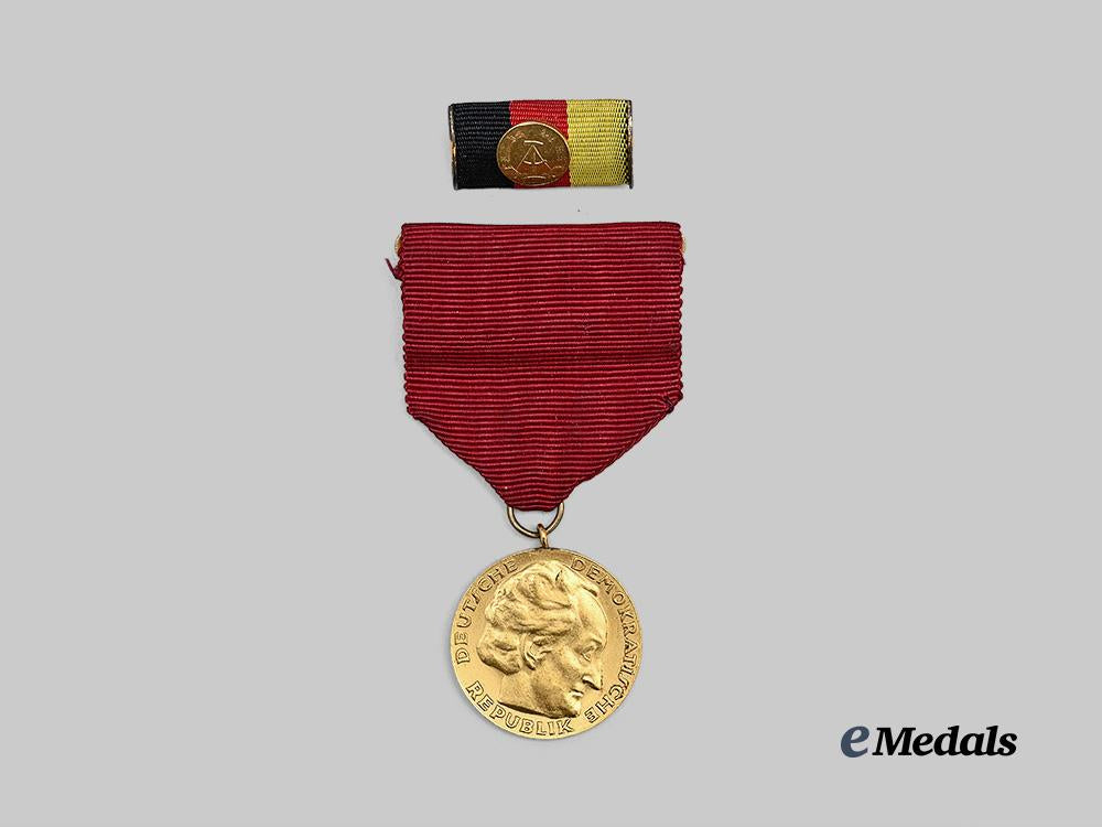 germany,_d_d_r._a_rare_national_prize_in_gold,_type2,_with_case_and_ribbon_bar_e_medals__g62545_5