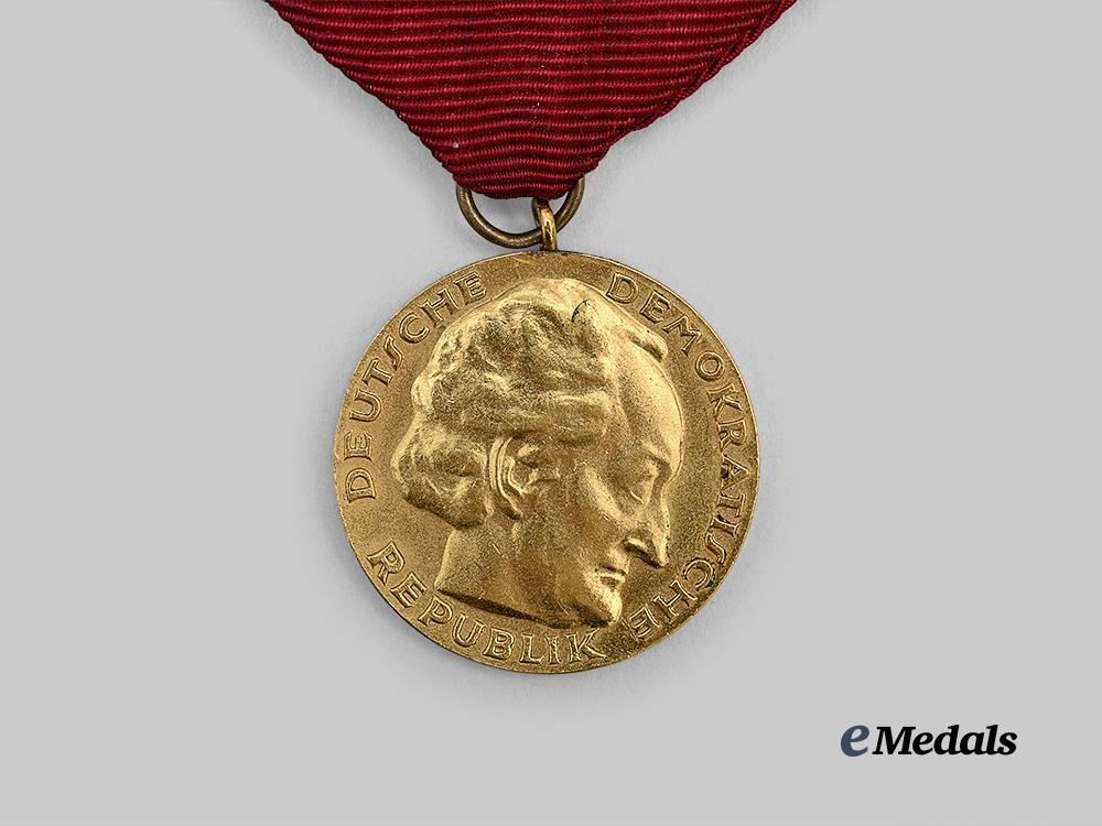 germany,_d_d_r._a_rare_national_prize_in_gold,_type2,_with_case_and_ribbon_bar_e_medals__g62545_7