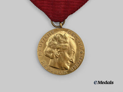 germany,_d_d_r._a_rare_national_prize_in_gold,_type2,_with_case_and_ribbon_bar_e_medals__g62545_7
