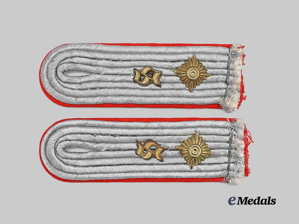 germany,_heer._a_set_of_flak/_artillery_officer’s_school_shoulder_boards_for_an_oberleutnant_e_medals__g62595_2