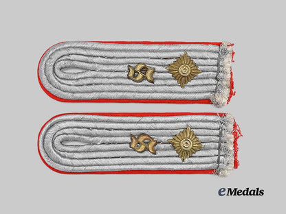 germany,_heer._a_set_of_flak/_artillery_officer’s_school_shoulder_boards_for_an_oberleutnant_e_medals__g62595_2