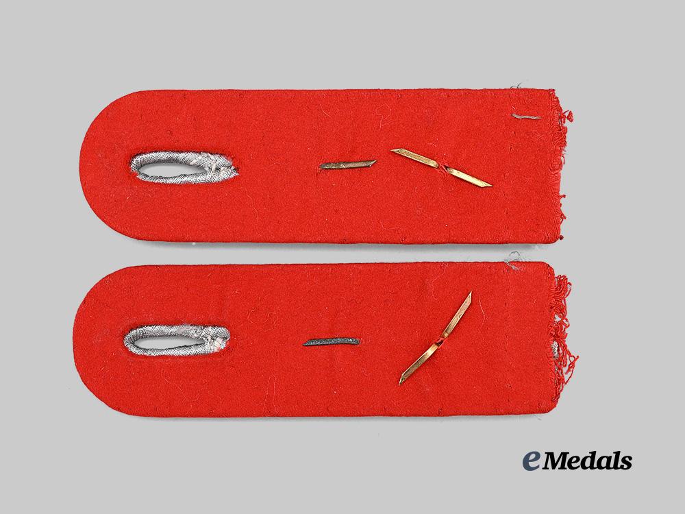 germany,_heer._a_set_of_flak/_artillery_officer’s_school_shoulder_boards_for_an_oberleutnant_e_medals__g62595_3