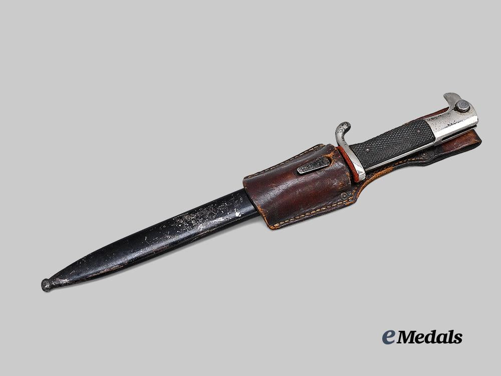 germany,_heer._a_dress_bayonet,_sawback_variant,_unmarked_example_e_medals__g62619_2