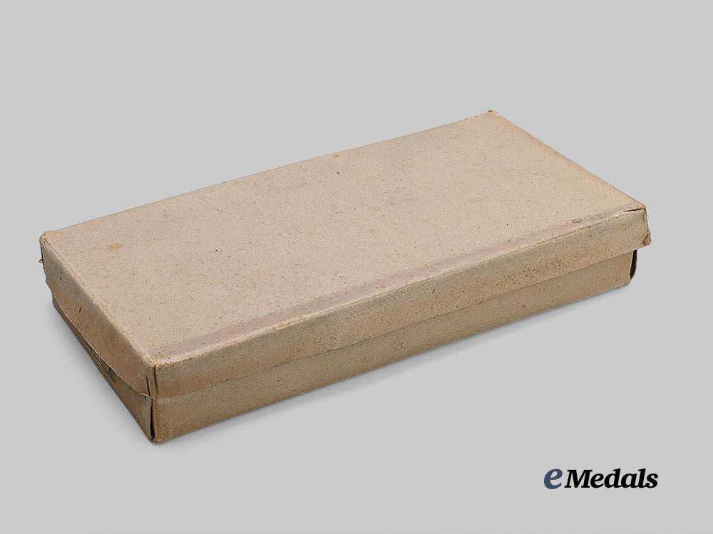 germany,_wehrmacht._a_factory_issue_box_for_panzer_assault_badges,_by_hermann_aurich_e_medals__g62927_3