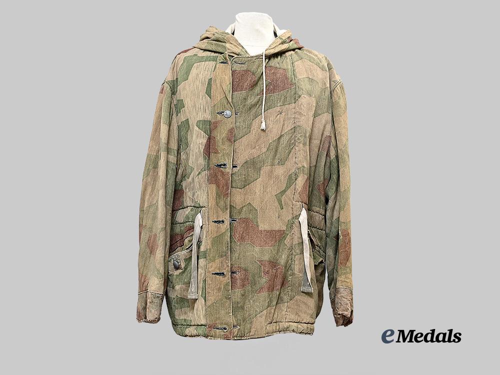 germany,_luftwaffe._a_reversible_splinter_pattern_camouflage_winter_jacket_e_medals__g62937_2