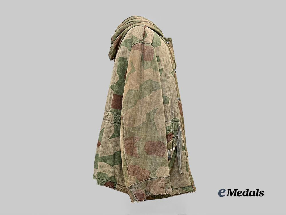 germany,_luftwaffe._a_reversible_splinter_pattern_camouflage_winter_jacket_e_medals__g62937_6