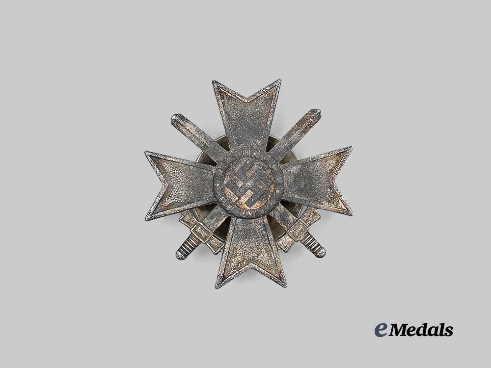 germany,_wehrmacht._a_war_merit_cross_i_class_with_swords,_screwback_version,_by_hymmen&_co._e_medals__g63059_2