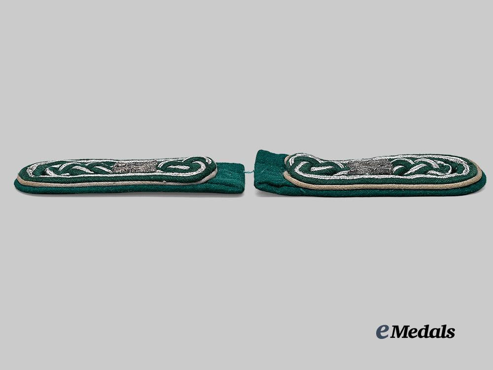 germany,_heer._a_set_of_wehrmachtbeamte_n_c_o_equivalent_shoulder_boards_e_medals__g63091_4